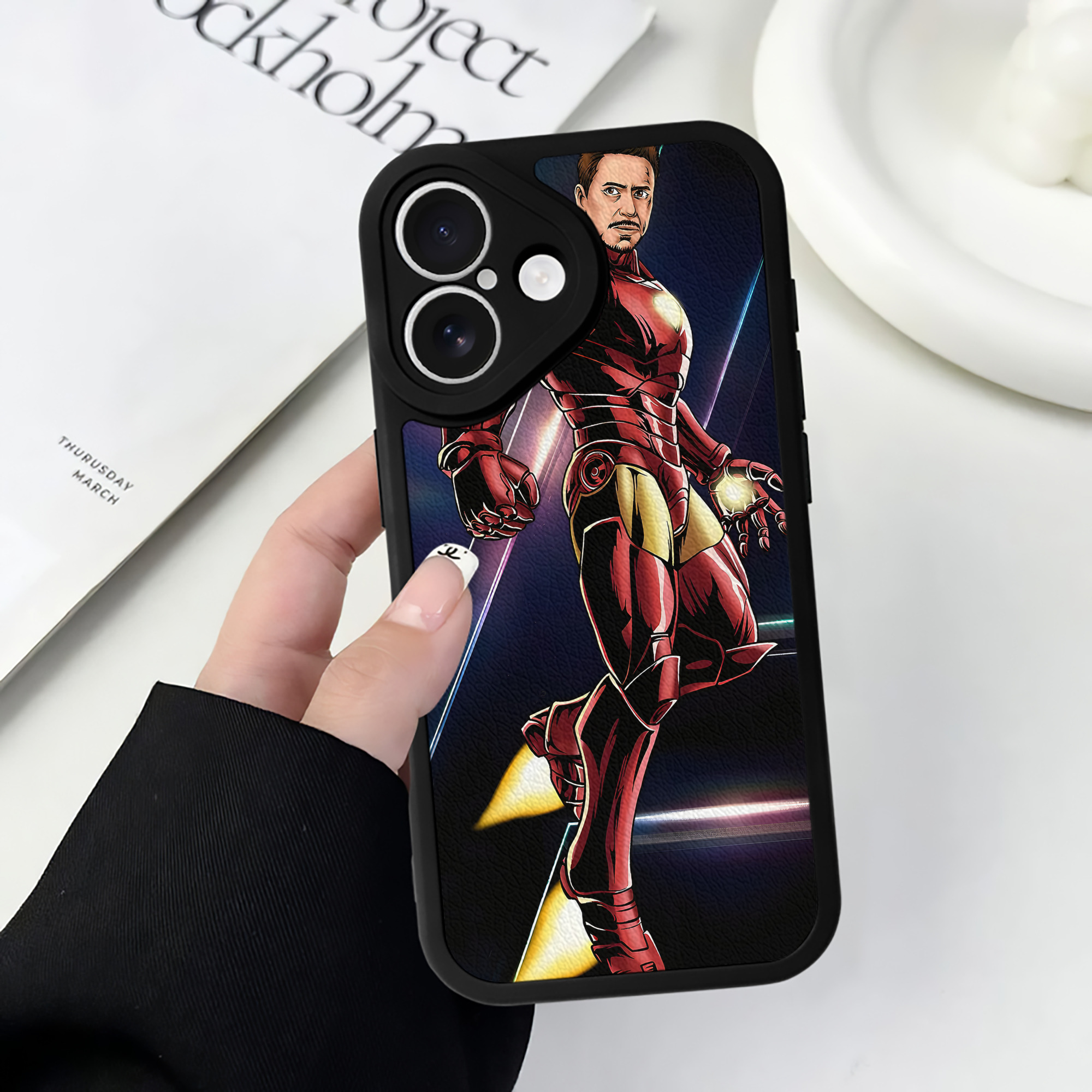 （画像用） アベンジャーズ The Avengers 【iPhone 16シリーズ対応】シリコンスマホケース（レザー調） 材質：シリコン